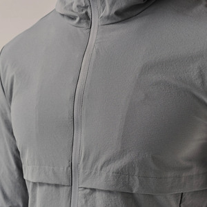 Ensemble de survêtement coupe-vent à capuche pour homme, gris uni, coupe régulière, léger en polyester, idéal pour l'automne, avec poches latérales - Product Image 4