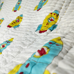 Manta de Algodón Acolchada con Diseño de Cohete de Dibujos Animados, Borde a Rayas Azul y Amarillo, para Uso en el Hogar Durante Todo el Año - Product Image 6