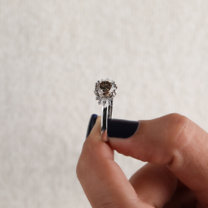 Bague de fiançailles élégante en or blanc massif 14 carats avec diamant de laboratoire ovale brun de 1,5 carat, halo en grappe, certifiée IGI, pour femme - Product Image 6