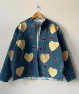 Veste en velours bleu artisanale de qualité supérieure avec un design de patchwork brodé en forme de cœur et des surpiqûres rouges vibrantes pour femmes - Product Image 1
