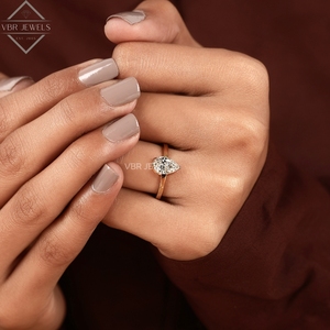 Anillo de Diamante Solitario Cultivado en Laboratorio con Corte Pera, Claridad VVS1-VVS2, Chapado en Rodio, Certificado IGI, Oro Amarillo, Anillo de Compromiso Minimalista - Product Image 4