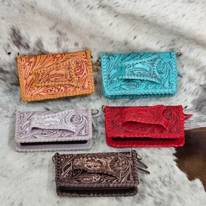 Sac à bandoulière vintage en cuir véritable avec motif floral gravé à la main et sangle tressée, fermeture à fermoir à poignée unique - Product Image 6