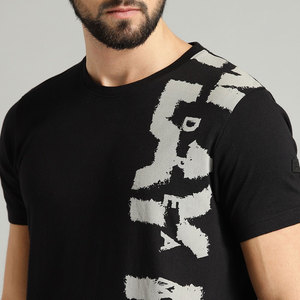 เสื้อยืดแขนสั้นสีดำสำหรับผู้ชายพร้อมพิมพ์ตัวอักษรแนวตั้งสีเทา คอกลม ทรงเข้ารูป เสื้อผ้าฝ้ายเจอร์ซีย์ลำลอง - Product Image 6