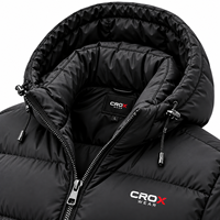 Blouson d'hiver matelassé noir pour homme grande taille avec capuche amovible en fourrure de mouton brodée, fermeture éclair et logo frontal