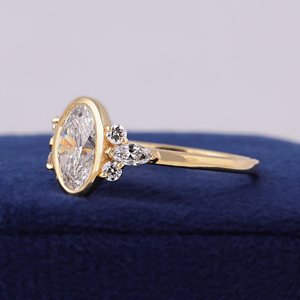 Bague en or jaune 14 carats avec diamant ovale de laboratoire de 2 carats serti clos - Product Image 2