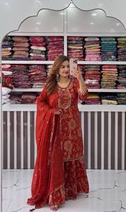 Ensemble indien pakistanais en velours rouge brodé, avec des motifs floraux et des perles, Lehenga Choli, châle, tenue de fête de mariage - Product Image 5