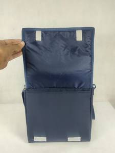 Sac messager bleu marine avec imprimé floral doré, fermeture éclair et bandoulière réglable - Product Image 4