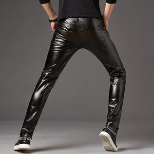 Pantalones de hombre de piel sintética brillante metálica bordada, corte ajustado, tiro medio, cierre de cremallera, transpirables, cortavientos e impermeables, estilo vaquero - Product Image 4