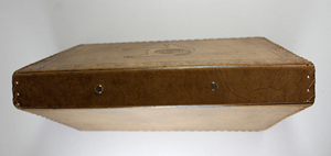 Carpeta de Archivo con Clip Manila de Cuero Camelon Exports con Símbolo de Mano Grabado en Relieve, Diseño Opaco Impreso con UV, Organizador de Archivos de 31x21cm - Product Image 6