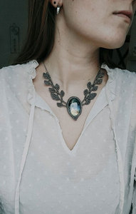 Collar de Macramé Hecho a Mano con Colgante de Labradorita, Piedra Natural, Cordón Gris Ajustable, Joyería Curativa - Product Image 4