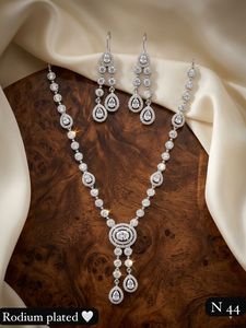 Conjunto de Collar y Aretes de Oro con Incrustaciones de Kundan y Perlas, Joyería de Boda para Mujer, Estilo Clásico, Diseño Geométrico - Product Image 1