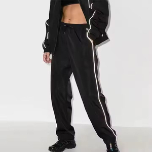 Fábrica de Chaquetas Cortavientos al por Mayor que Ofrece Tejido Ligero de Alto Rendimiento y Personalización OEM para Importadores de Ropa Deportiva - Product Image 3