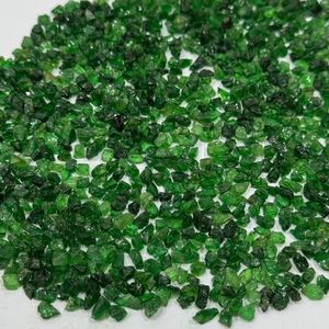Pierres brutes de tsavorite grenat vert naturel non taillées 4 à 6 mm qualité facettable Kenya AAAA Qualité gemme Matériel de gemmes en gros - Product Image 1