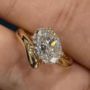 Bague de fiançailles de luxe SATVIK RATNA 2,5 CT, diamant de laboratoire de couleur E, taille ovale, certifié IGI, or 14 carats, bande incurvée unique - Product Image 2