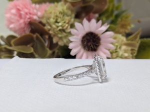 Bague de fiançailles en moissanite taille émeraude 3 carats avec halo, plaquée rhodium, or blanc massif 14 carats, luxe, tendance, pour anniversaire ou soirée - Product Image 6