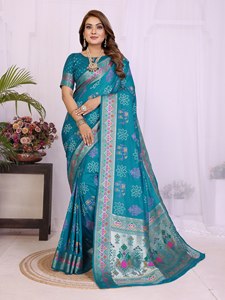 Sari en soie Dola légère et douce de qualité supérieure, imprimé Khadi Bandhej, avec bordure tissée Zari, pallu imprimé multicolore et blouse incluse. - Product Image 1