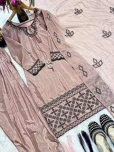 Conjunto de traje Farshi Salwar para mujer, de seda crepé natural pura, para fiesta, con bordado de múltiples agujas y efecto arrugado. - Product Image 5