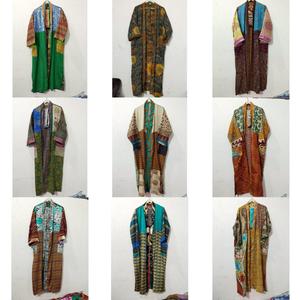 Exclusivo Kimono Japonés de Seda Vintage Hecho a Mano, con Cuello en V, Cierre con Cordón, Largo Completo y Mangas Tres Cuartos para Mujer - Product Image 6