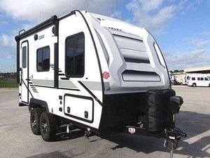 Caravane spacieuse idéale pour les voyages en famille, dotée de plusieurs couchages, d'une cuisine, de rangements et d'une ventilation. - Product Image 2