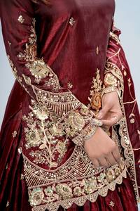 Ensemble Lehenga de Luxe en Soie Scintillante Trois Pièces Infroissable Entièrement Cousu avec Haut Brodé Lourd et Dupatta Assorti pour Toutes les Saisons - Product Image 4