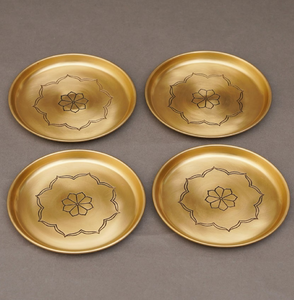 Ensemble de sous-verres ronds en laiton finition antique, ornés de motifs détaillés de feuilles de palmier tropicales gravées, disponibles à prix de gros. - Product Image 5