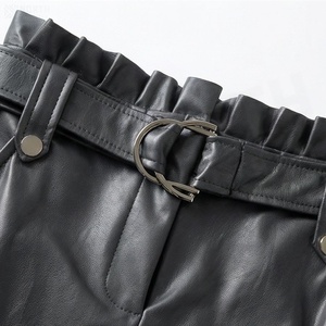 Jupe courte en cuir PU pour femme, taille haute, avec ceinture, ourlet plissé, couleur unie, style toutes saisons - Product Image 4