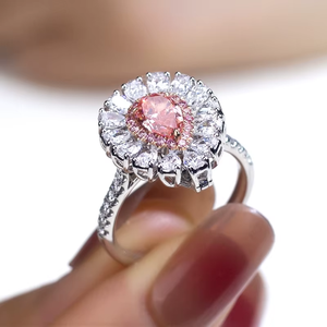 Bague de fiançailles de luxe pour femme avec diamant rose fantaisie taille poire et diamants latéraux couleur D, certifiée IGI - Product Image 2
