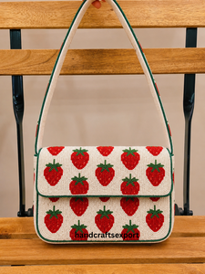 Sac à bandoulière de luxe fait main en perles de rocaille motif fraise, sac à main brodé tendance pour femme |   Écologique, léger, robuste et tendance - Product Image 1
