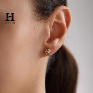 ต่างหูแบบติดหูรูปดอกไม้หรูหรา ประดับเพชรเม็ดเล็กๆ บนตัวเรือนทอง 14K เครื่องประดับสุดหรูสไตล์มินิมอลสำหรับผู้หญิง - Product Image 4