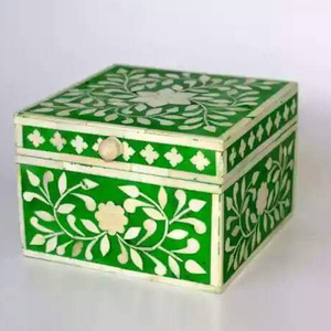 Boîte à bijoux en bois faite à la main avec incrustation d'os en relief imprimé au laser pour la maison et le stockage de magasin pour l'organisation de bijoux - Product Image 1