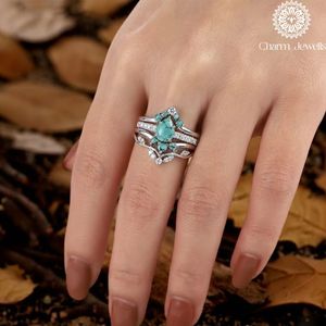 Bague de fiançailles classique pour femme en argent plaqué or 18 carats avec trois pierres de moissanite taille coussin, sertie à griffes, certifiée IGI - Charm Jewells - Product Image 6