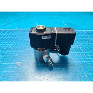 Vanne solénoïde à action directe CKD AB31-02-3 utilisée comme pièce détachée pour équipement semi-conducteur d'occasion - Product Image 1