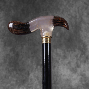 Canne de randonnée en bois naturel pour hommes et femmes, bâton de marche artisanal en bois à l'aspect rustique - Product Image 1