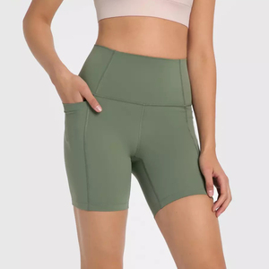 Shorts de sport sans couture taille haute rouge pour femme – Idéal pour le yoga, l'entraînement, le fitness et la course – Couleur unie, tricoté et extensible - Product Image 3