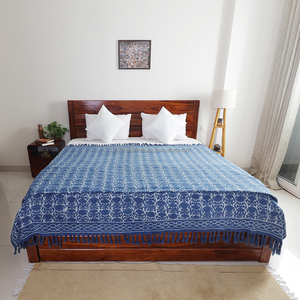 Cubrecama de Algodón y Yute TNT con Estampado Floral Índigo, 108x108 Pulgadas, Diseño de Impresión a Mano India para Decoración Étnica del Dormitorio, Textil para el Hogar - Product Image 1