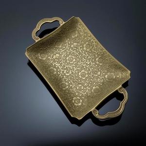 Plateau décoratif élégant en laiton, rectangulaire, gravé de motifs floraux, design traditionnel avec poignée, plateau de service pour la salle à manger - Product Image 5