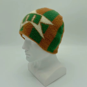 Bonnet en mohair personnalisé OEM avec votre propre logo, motif jacquard Y2K, chaud, fourré et duveteux, idéal pour l'hiver - Product Image 1
