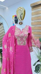ชุดสาหรี่ปักลายสีชมพูแบบปากีสถานสำหรับผู้หญิง ชุดเลเฮนกาแบบดั้งเดิมสำหรับงานแต่งงานและงานปาร์ตี้ - Product Image 3