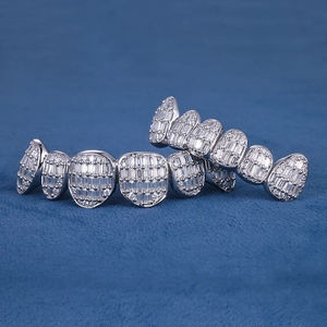 Grillz de Hip Hop Plateados con Circonita Cúbica de Corte Esmeralda en Canal, Joyería Unisex para Fiestas - Product Image 1