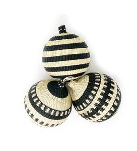 Adorno Navideño Colgante Decorativo de Jacinto de Agua con Rayas Negras, Hecho a Mano y Tejido - Product Image 5