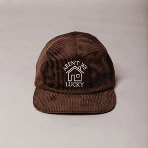 Gorra de Béisbol de Pana Marrón con Logotipo Bordado en la Parte Delantera, 5 Paneles, Cierre de Correa de Cuero, Estructura Plana, Unisex, Deportiva - Product Image 1