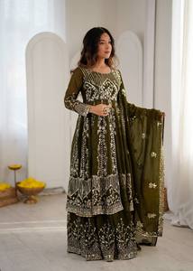 Robe Anarkali brodée verte avec dupatta, tenue de mariage indienne traditionnelle pour femme, longueur ras du sol, coupe ample en soie - Product Image 5