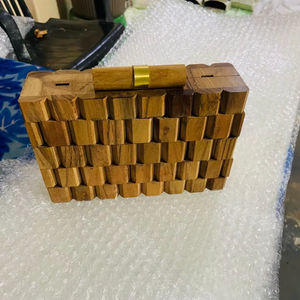 Bolso de mano de madera para mujer, hecho a mano, para fiestas, regalo nupcial indio, artesanía de madera hecha en India, en oferta. - Product Image 1