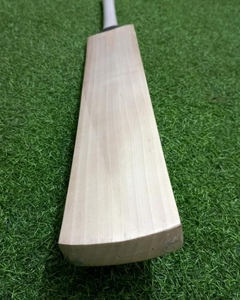 Bate de Cricket de Madera con Mango Azul y Cara Azul, Ligero, Duradero, con Doble Costura, Diseño Ambidiestro para Práctica y Juego - Product Image 2
