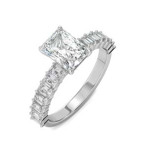 Anillo Moderno de Moissanita Chapado en Oro Rosa y Oro con Corte Radiante en el Centro y Detalles de Baguette - Product Image 2