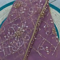 Sari en tissu filet élégant et haut de gamme avec broderies de perles, de sequins et de perles nacrées, et chemisier non cousu, prix de gros par Royal Export.