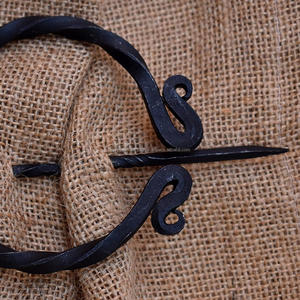 Fer forgé fait à la main en gros Viking nordique fibule Penannulaire boucle fermoir cape/tissu broche Simple Vintage broche médiévale - Product Image 4