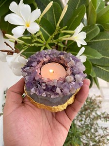 Portavelas de Cristal de Amatista Natural para Velas de Té |   Candelabro de Piedras Preciosas Púrpuras con Base de Ágata y Borde Dorado |   Decoración para el Hogar al por Mayor - Product Image 3