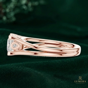 Anillo de compromiso con diamante de corte radiante, engaste solitario de cuatro puntas en oro macizo, banda de hombro con pavé, joyería nupcial de lujo personalizada - Product Image 4