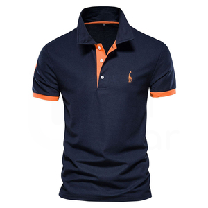 Polo de manga corta azul marino para hombre con cuello y puños naranjas, logotipo de jirafa bordado, diseño casual sólido y transpirable - Product Image 2